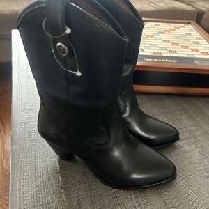 Frye June Black Leather boots size 6.5 nwot